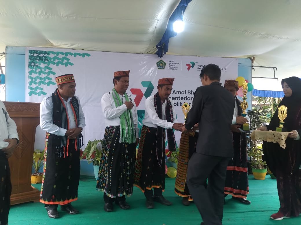 ketua memberikan hadiah